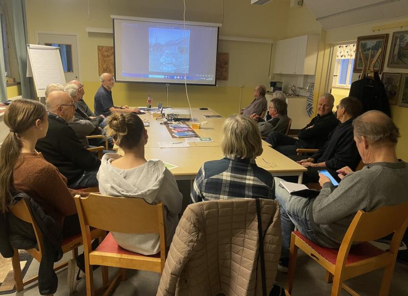 Grupp människor som deltar i en presentation i ett mötesrum.