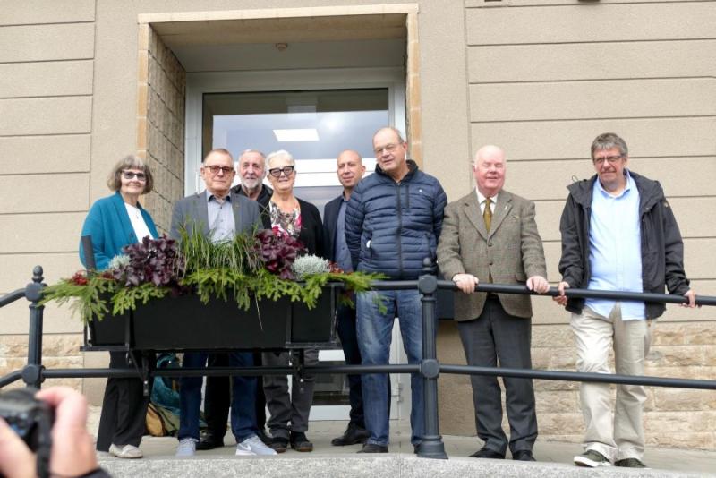 En grupp människor som står framför en byggnad.