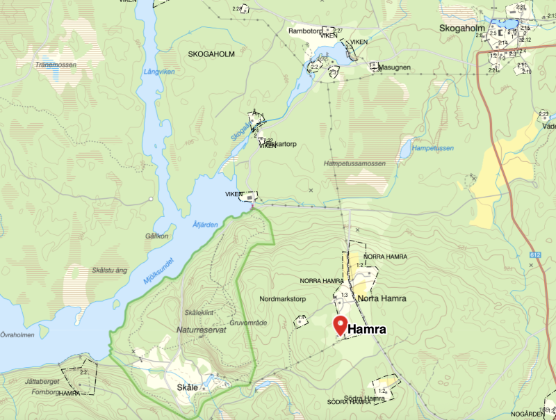 Karta som visar läget för Hamra, markerat med röd knappnål, omgivet av skogar, vattendrag och närliggande områden som Skogaholm, Viken och Norra Hamra.