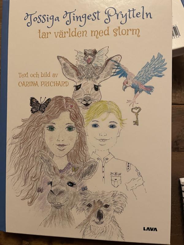 Bokomslag med illustrerade djur och två barn, en flicka med brunt hår och en pojke med blont hår, omgiven av fjärilar, en papegoja, en kanin och en koala.