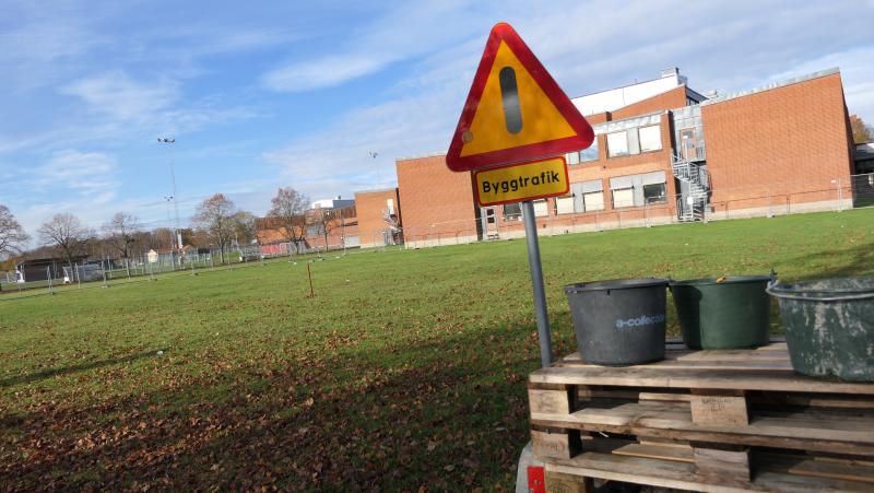 En triangelformad vägskylt med en vertikal linje och ordet 