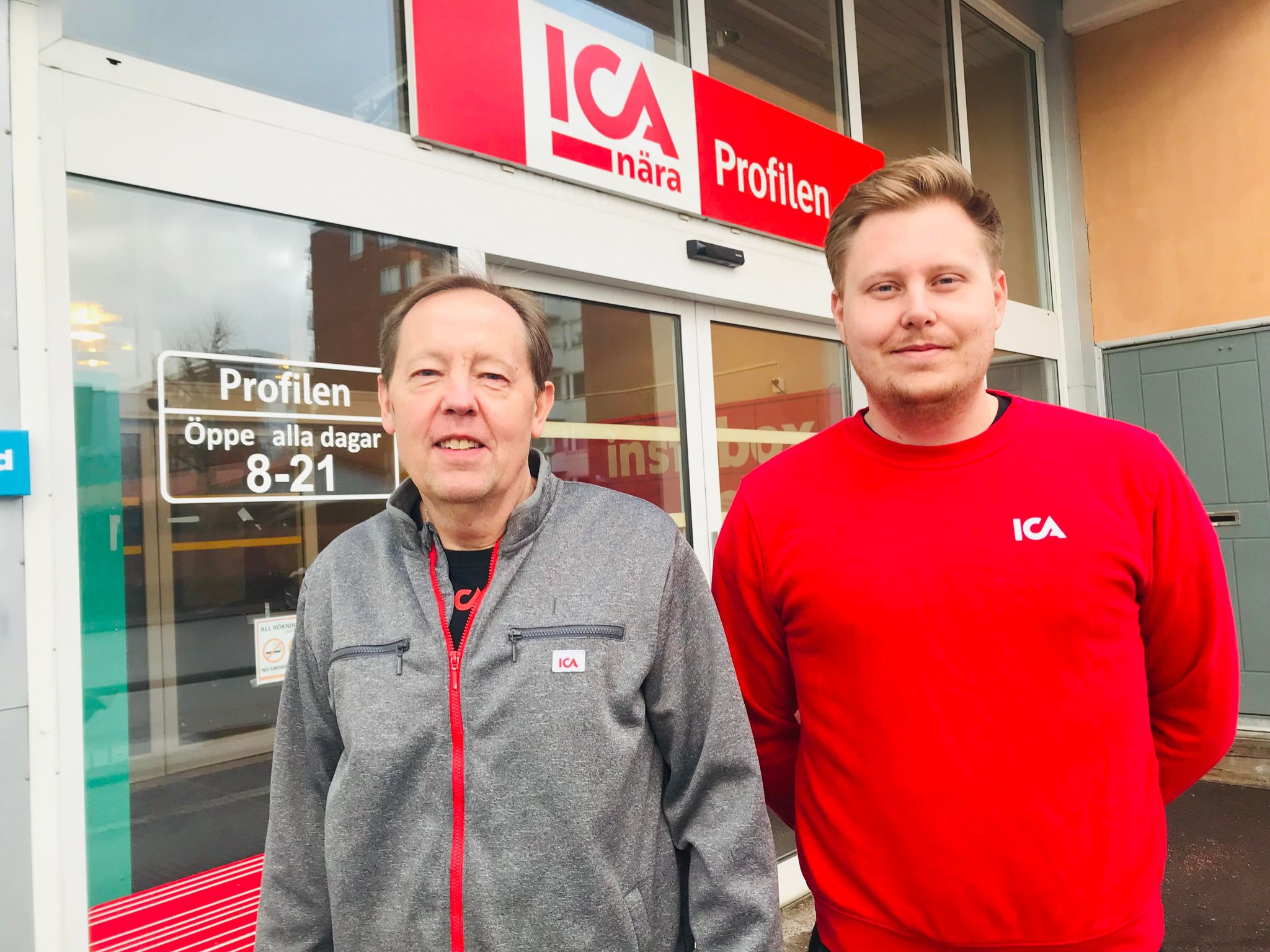 Ulf och Edvin utanför butiken. Det finns två olika in- och utgångar till ICA Profilen.