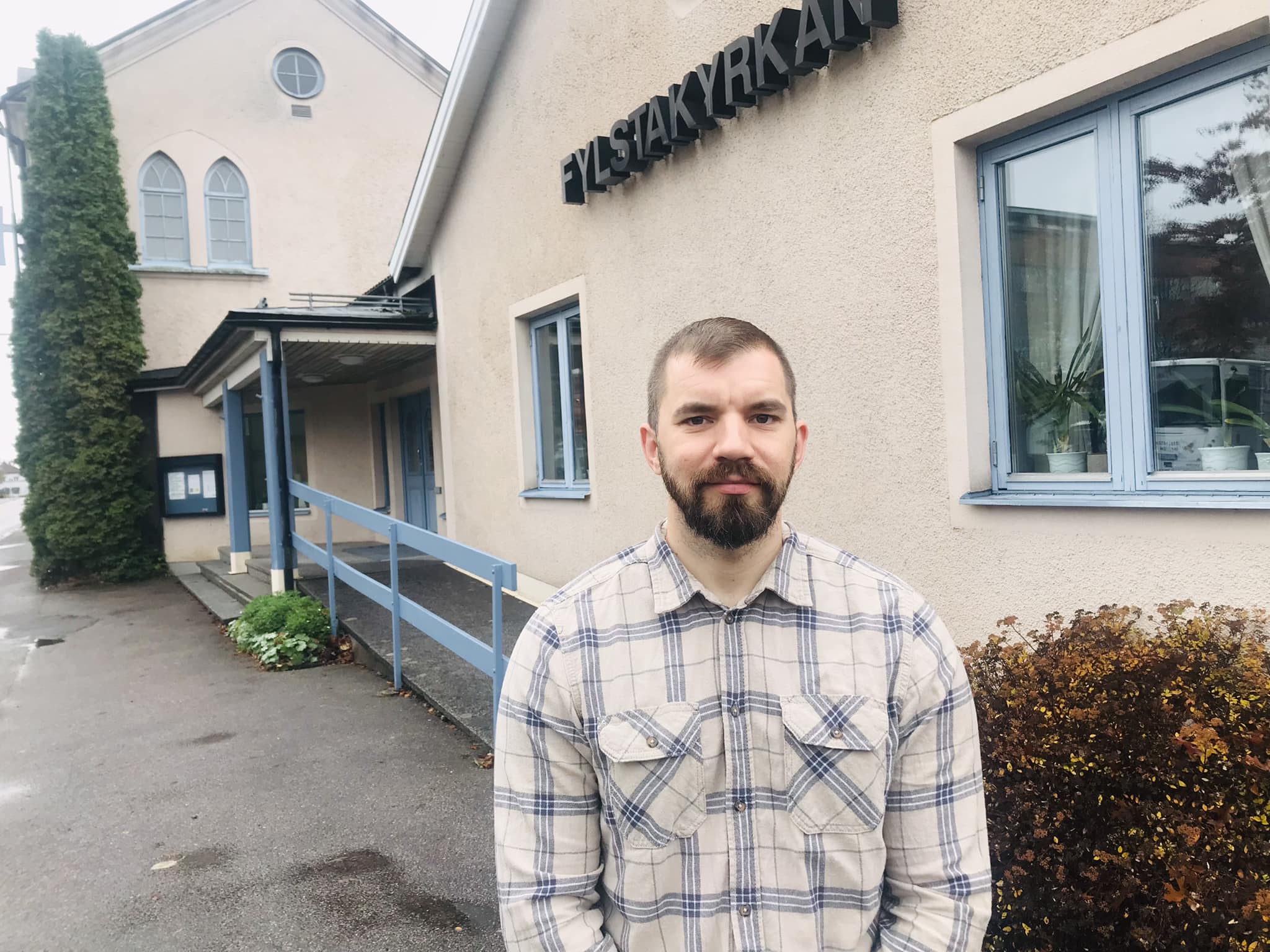 Robin Arvidsson utanför Fylstakyrkan där han jobbar som pastor.