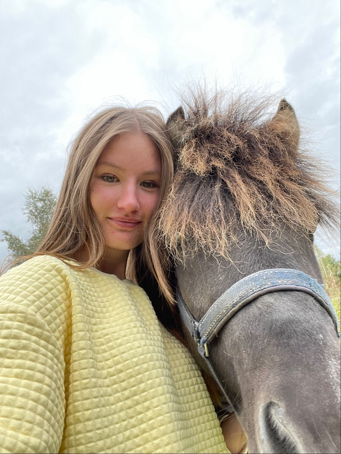 Selma med sin hästkompis Timasonur.