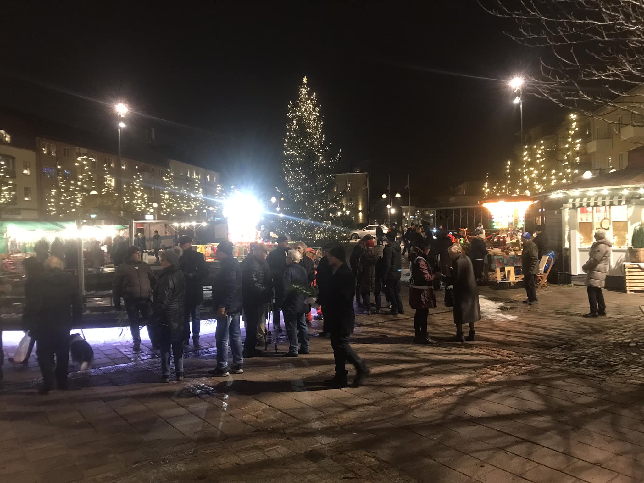 Julmarknaden på torget höll på till klockan 17. Foto: Anders Björk