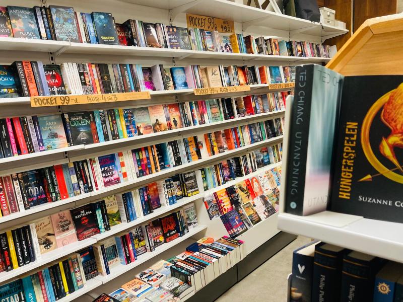 Ett urval av böcker på en hylla i en bokhandel.