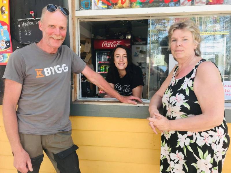 En man och kvinna som står framför en butik.