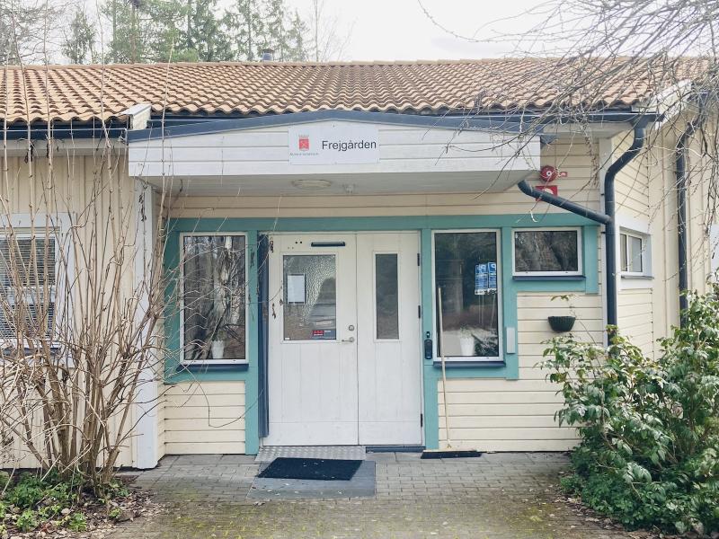 En frontvy av en enplansbyggnad med en skylt märkt 
