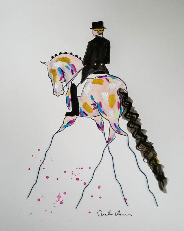 En stiliserad illustration av en ryttare i formell klädsel på en mångfärgad häst med tunna, långsträckta ben och en lång flätad svans. Konstverket innehåller stänk av rosa färg.