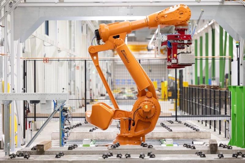 En gul robotarm i en fabrik.
