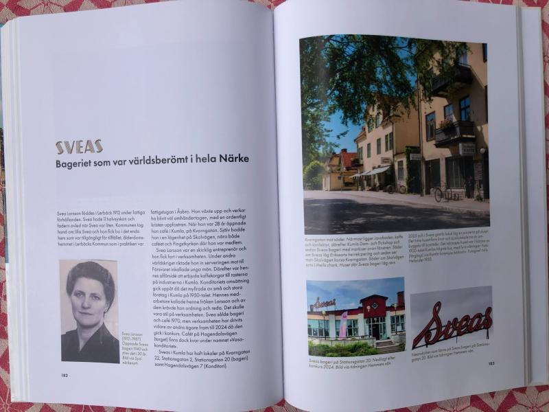 På ett uppslag i boken finns en text om bageriet Sveas, ett svartvitt porträtt, ett foto av en bostadsgata och en bild av bageribyggnaden Sveas med sin röda skylt.