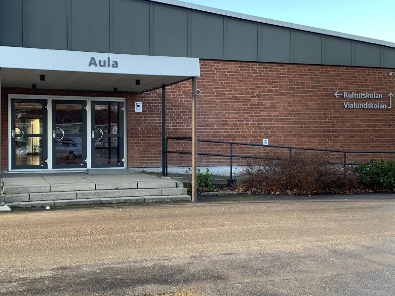 Ingång till en tegelbyggnad märkt 