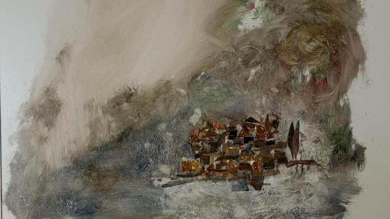 Ett litet, abstrakt kluster av rektanglar i brunt och guld är placerat på en texturerad, penseldragen bakgrund i grått och beige.