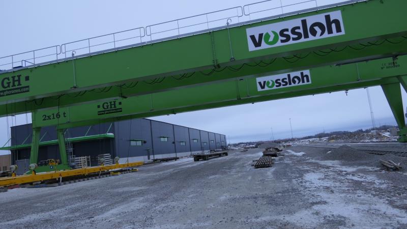 Stora gröna traverskranar märkta 