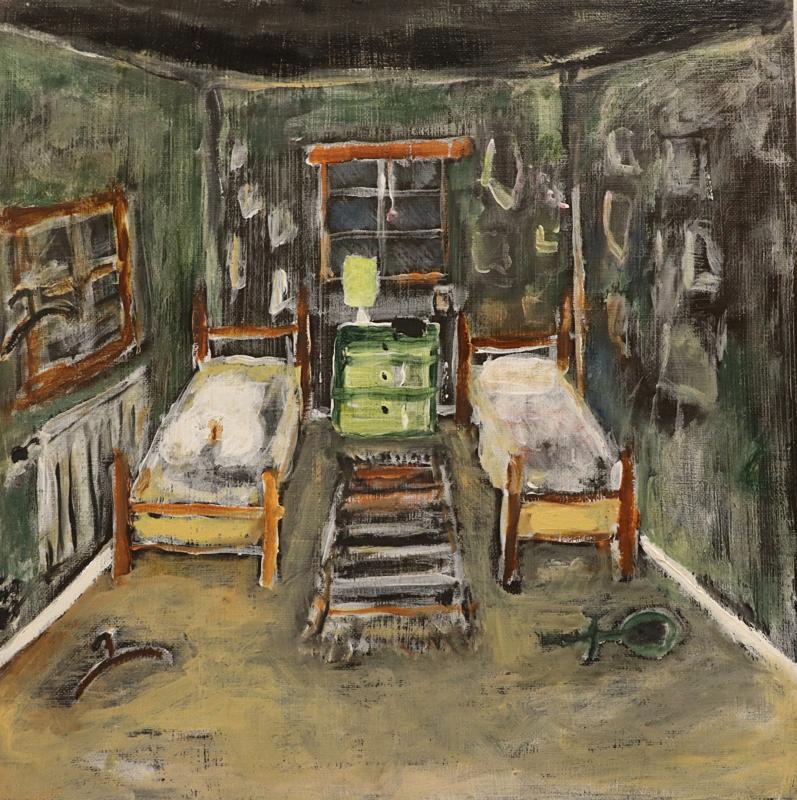Målning av ett svagt upplyst rum med två enkelsängar, en grön byrå mellan dem, ett fönster ovanför och olika föremål utspridda på golv och väggar.