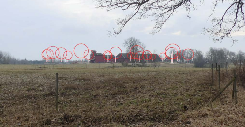 Ett lantligt landskap med träd inringade i rött, en röd byggnad i bakgrunden och mulen himmel.