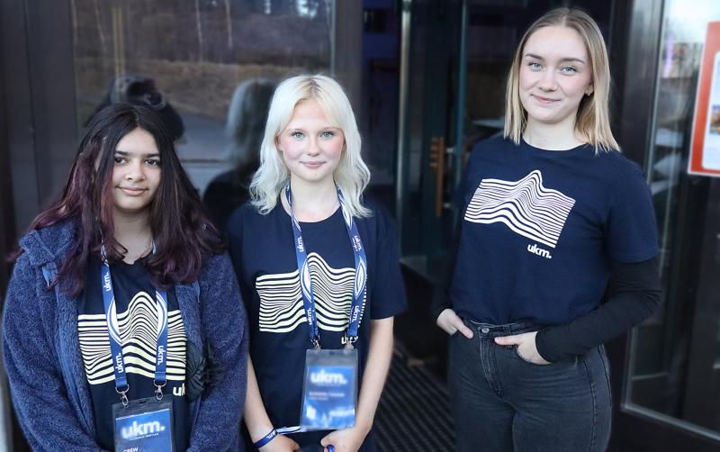 Tre unga människor med matchande marinblå 