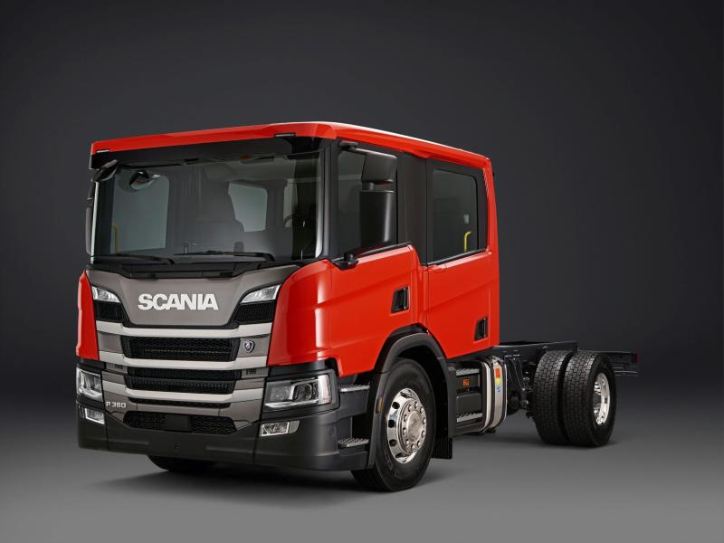 Röd Scania P-serie lastbilshytt på mörk bakgrund, med modern design och utan släp.