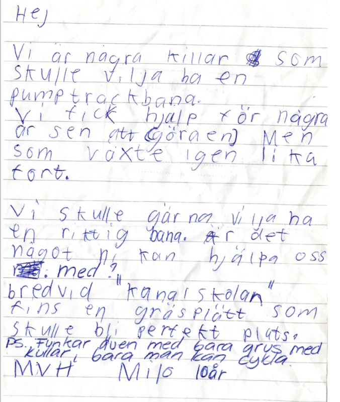 Ett handskrivet brev på svenska från ett barn som ber om hjälp med att bygga en pumptrack, nämner tidigare försök och föreslår en plats nära en skola.