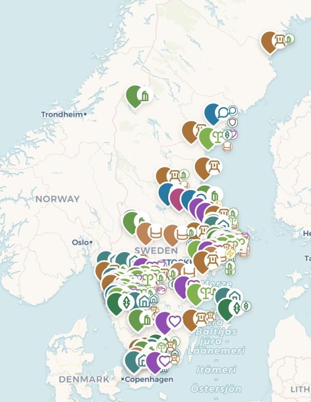 Karta över Sverige och omgivande områden med många färgade platsikoner som indikerar olika intressanta platser eller tjänster i hela landet.