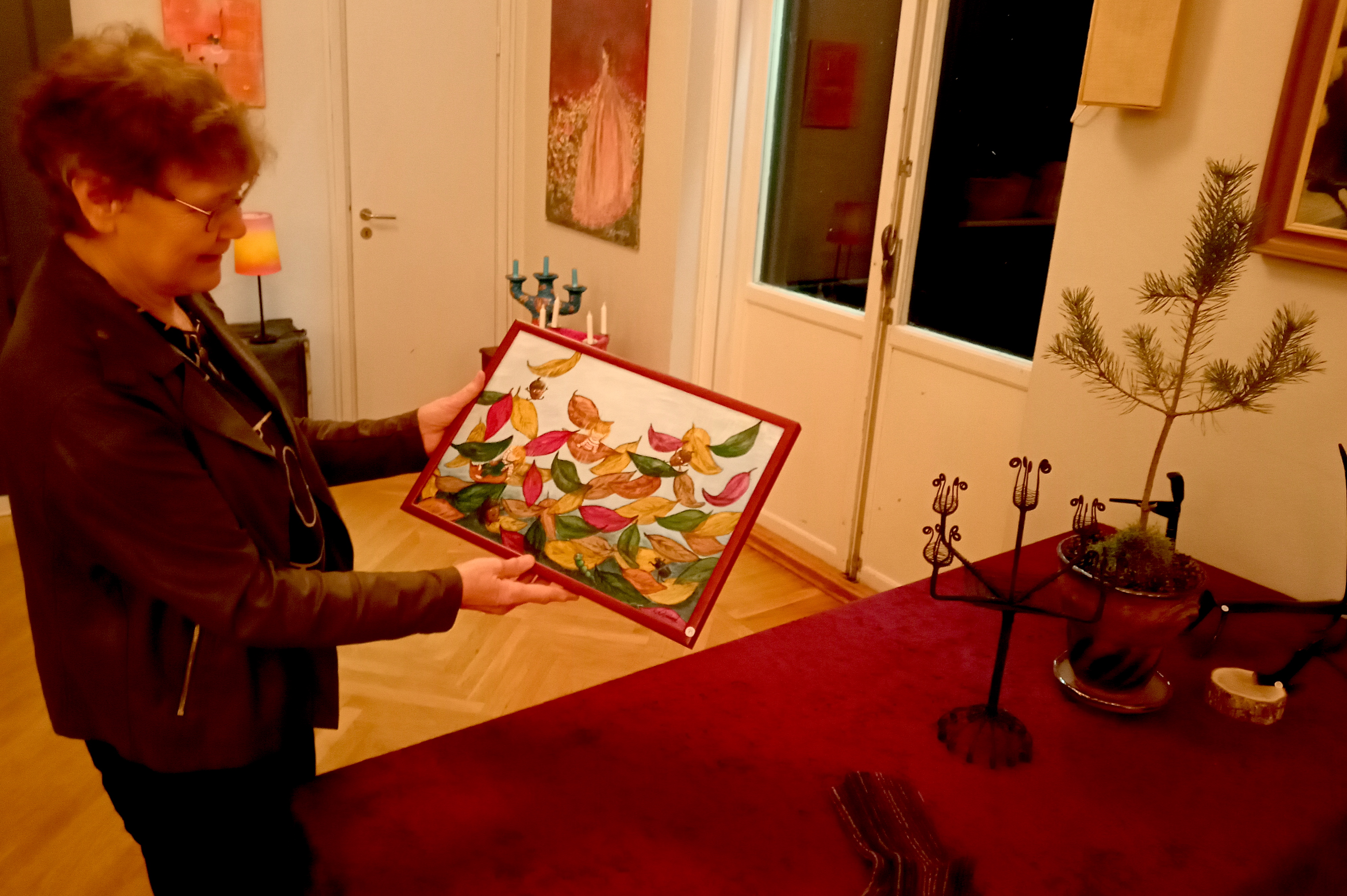 Kerstin Leijonborg funderar på placering av tavla målad av Marie Forslund. Foto: Josefine Milton