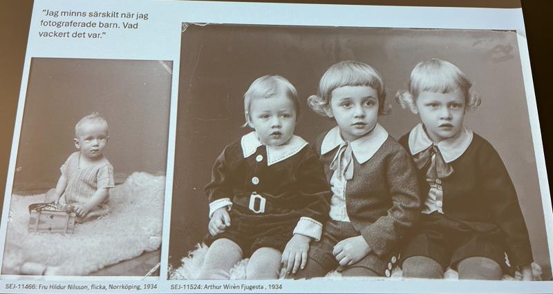 Två gamla svartvita fotografier av små barn: det ena med en sittande baby och en låda, det andra med tre barn som sitter sida vid sida och bär vintagekläder. Svensk text ovan.