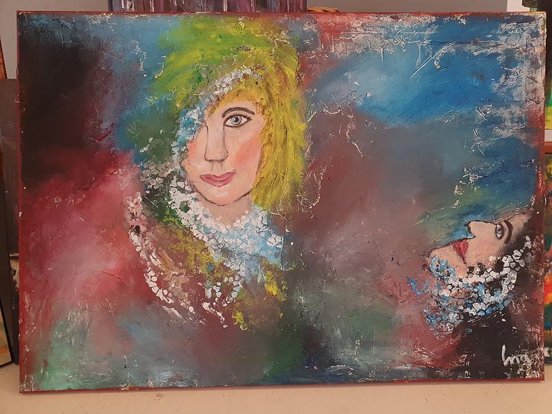 Abstrakt målning med två delvis skymda kvinnoansikten i livfulla, virvlande färger i blått, rött och grönt med texturerade, stänkta detaljer.