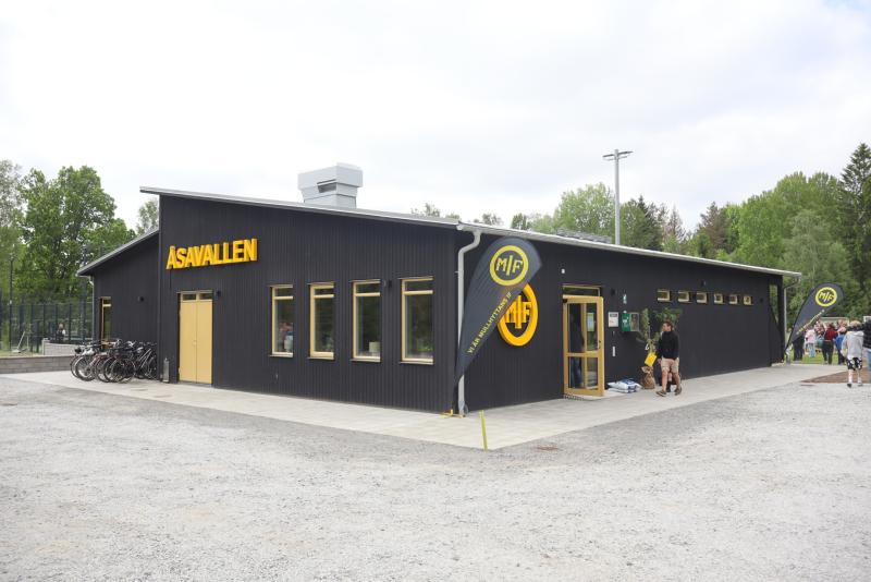 En svart byggnad märkt 