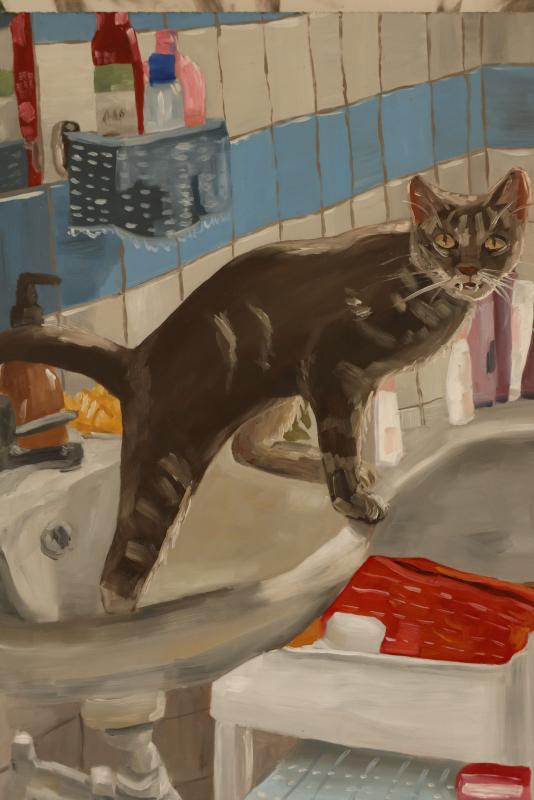En målad bild av en tabbykatt som står med framtassarna i ett handfat, omgiven av toalettartiklar och blåkaklade väggar.