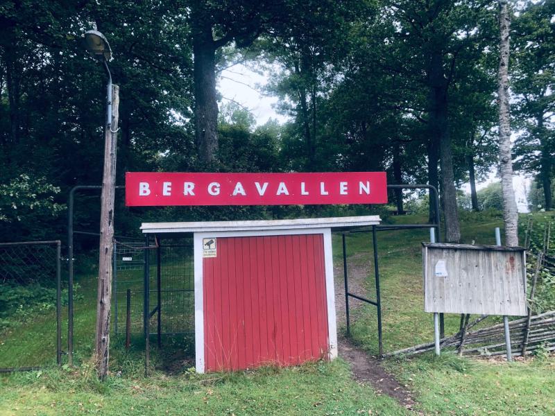 Ingångsport med en röd skylt med texten 